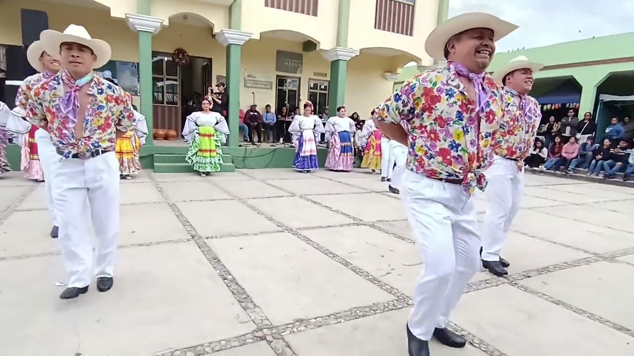 Ballet Folklorico Calpulli Presente en la Feria de San Vicente NuÑo Oxaca 