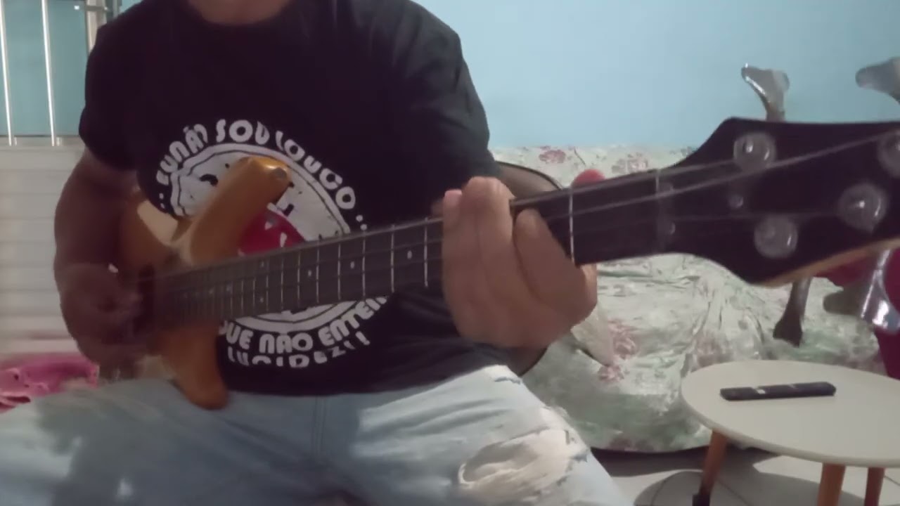 MEN AT WORK..who can lt now...Bass cover.