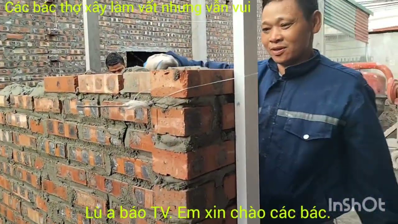 Các bác thợ xây làm cố để kịp ngày đổ mái