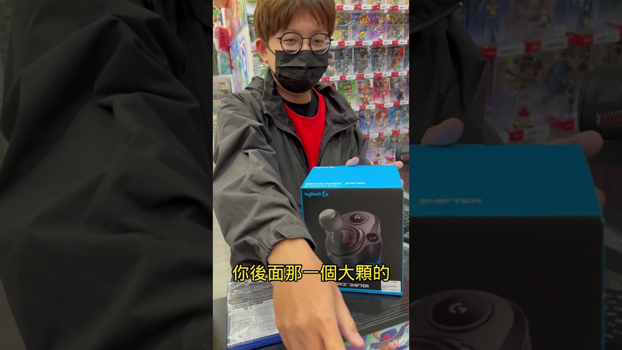 Driving Force™ 排檔桿是專為 G29 和 G923 DRIVING FORCE 方向盤而設計的理想搭配。不僅可以在 PC 上提供出色的賽車體驗，還能輕鬆適配 PS5 主機