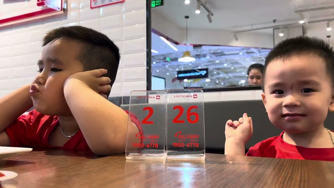 Anh Em Tôm Gấu Ăn Mì Trộn 