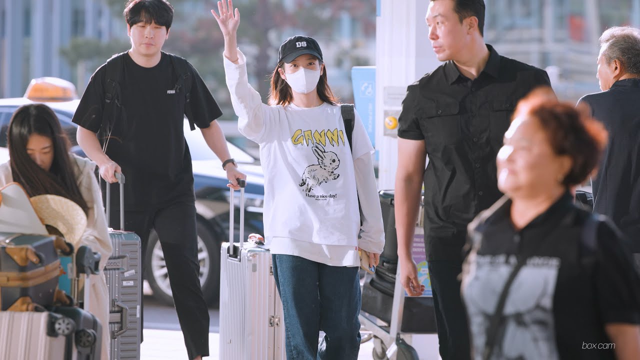 [8K] 끝까지 인사해주면서 출국하는 아이유 IU | 240523 인천공항 직캠 | BOX