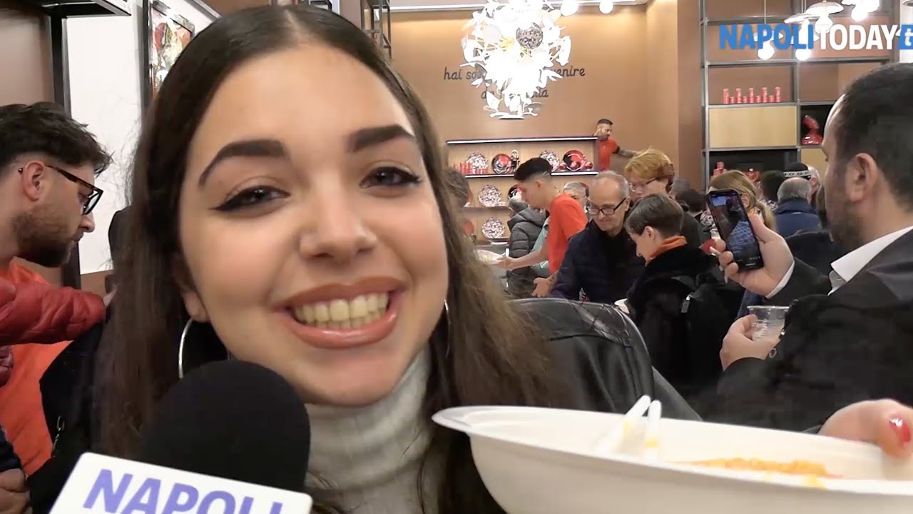 L'inaugurazione di Trattoria da Nennella a Piazza Carità con balli e pasta e patate