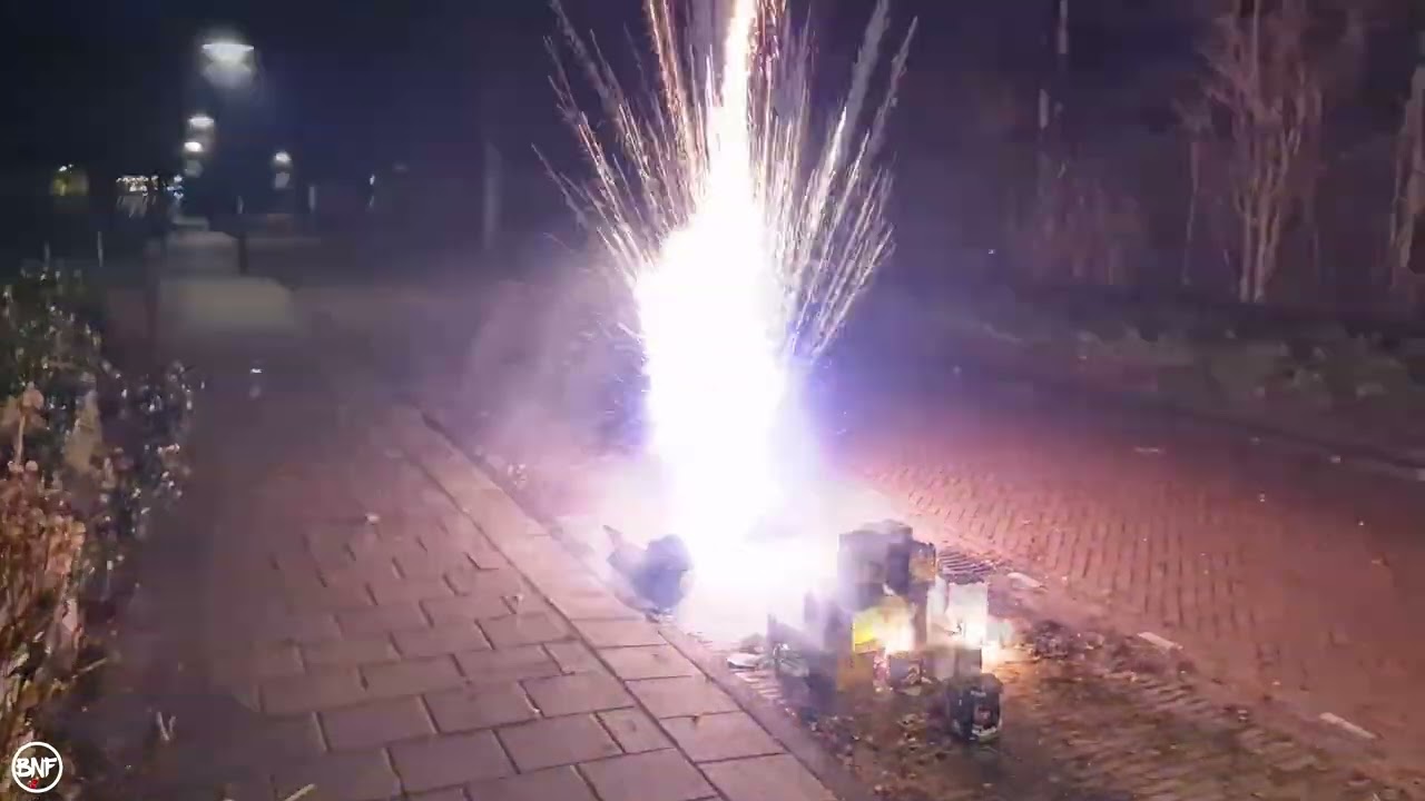 White Red Rebel - 30 Shots - Volt Vuurwerk