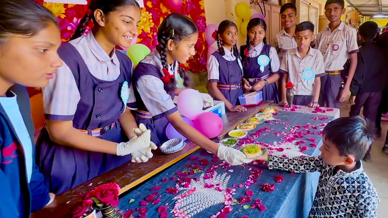 माऊलीने आनंद मेळाव्यात दाबेली घेतली 🫢