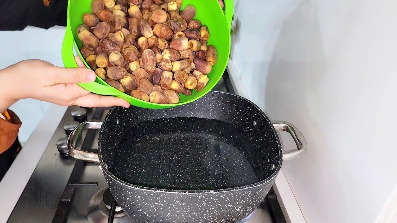 سلقت كميه بلح ومتخيلتش يعمل كده ست من العراق قبلتني في العمره وقالتلي علي الطريقه بتاعتهم من البلح 👌