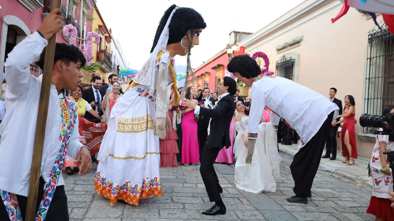 Nuestra boda en Oaxaca Vinizha y Fernando | Monos de calenda chepanes