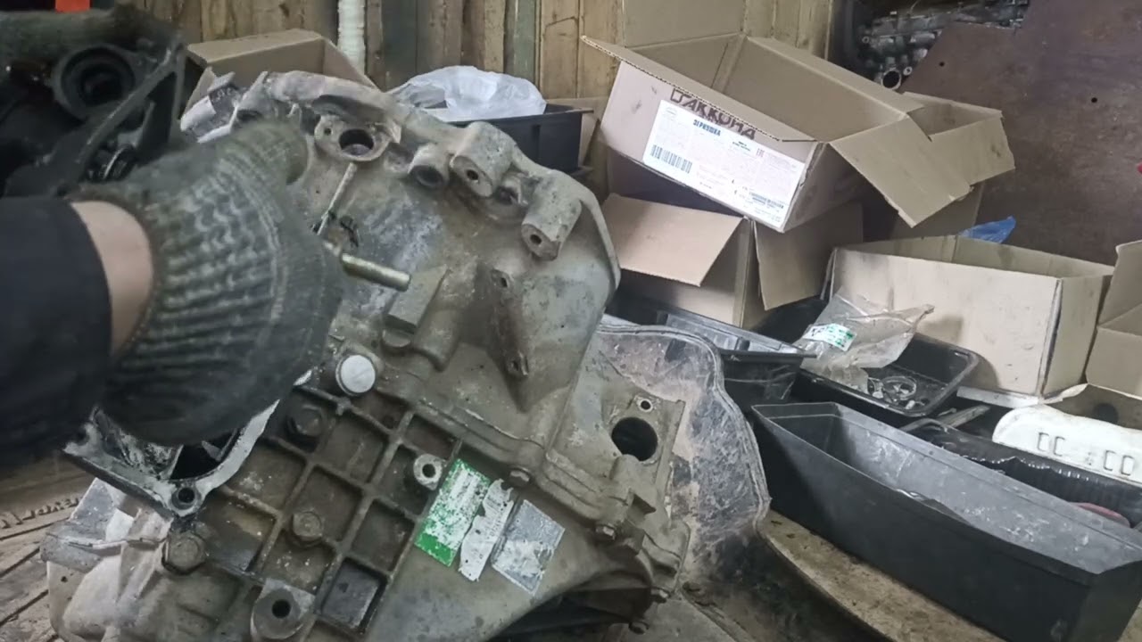 54 Разборка КПП Лифан СОлано 620 (Ч.1 Снятие механизма выбора передач и всех болтов крепления КПП)