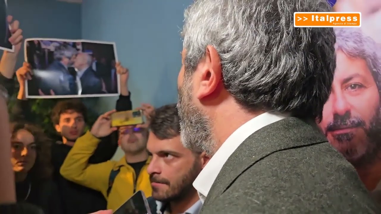 Regionali Campania, la protesta degli studenti all'incontro con Roberto Fico