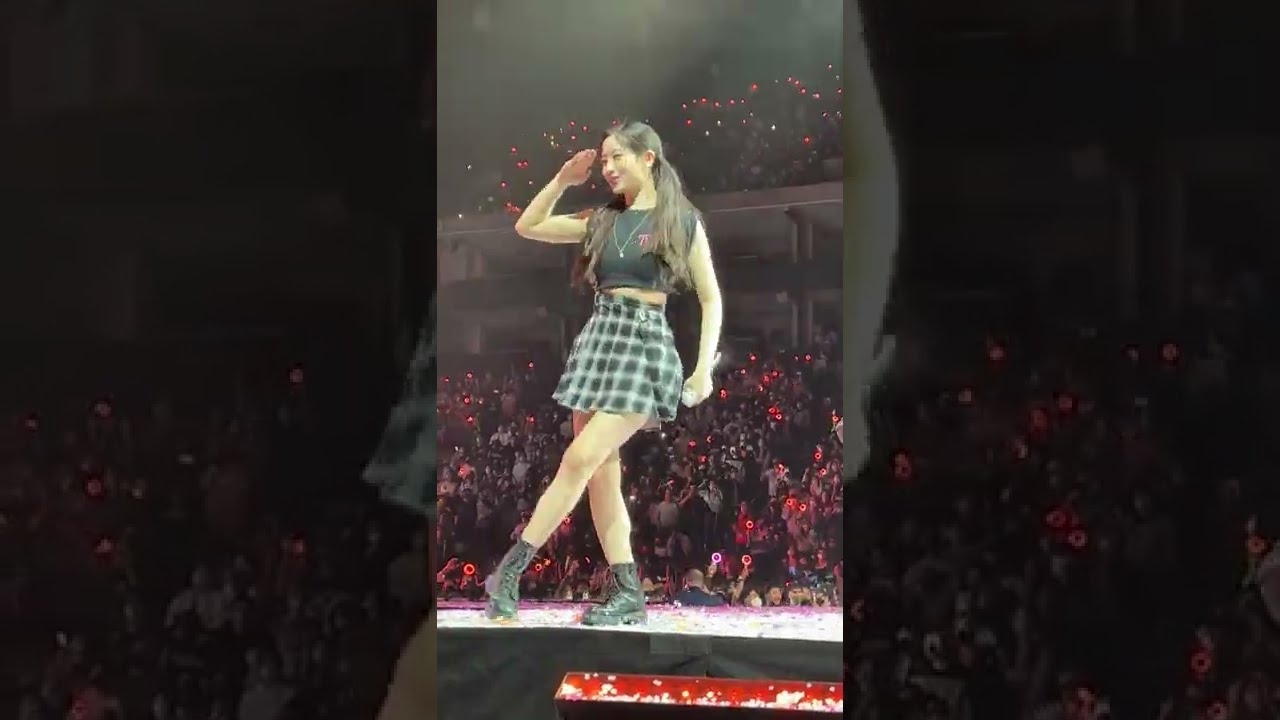 TWICE (트와이스) - BDZ - 4th World Tour III Oakland | 220218 VERTICAL FANCAM