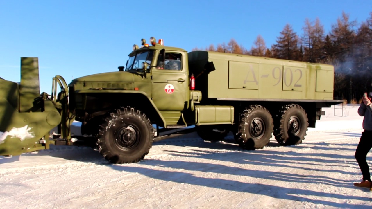Ural mit Schneefräse