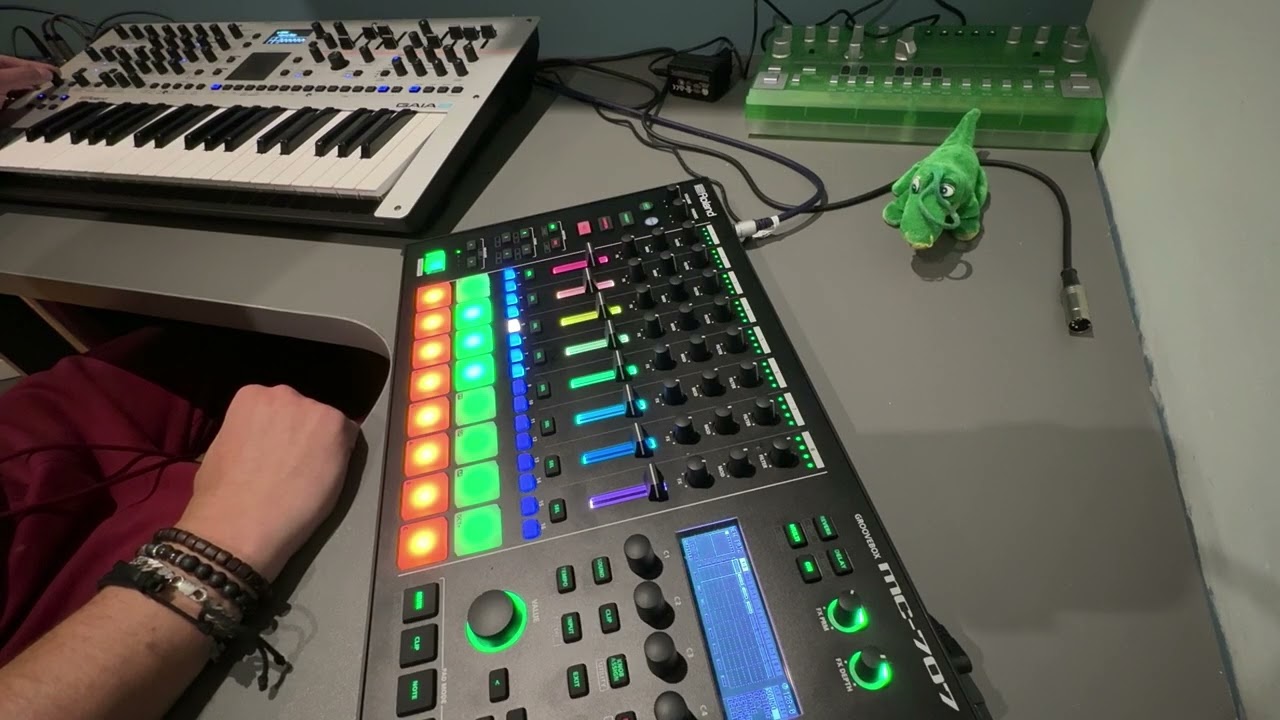 Techno Jam, Roland MC-707, Roland Gaia 2