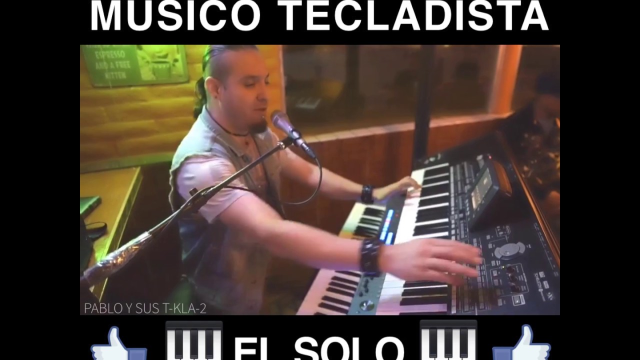 Tecladista solo toca y canta como mariachi