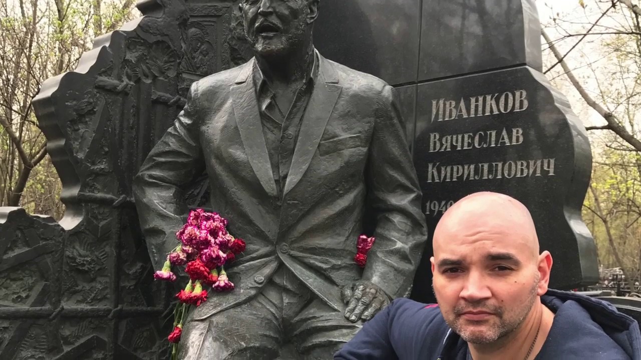 Мопс заехал в Москву, день 1  На могиле у Японца и реклама бургеров Тимати