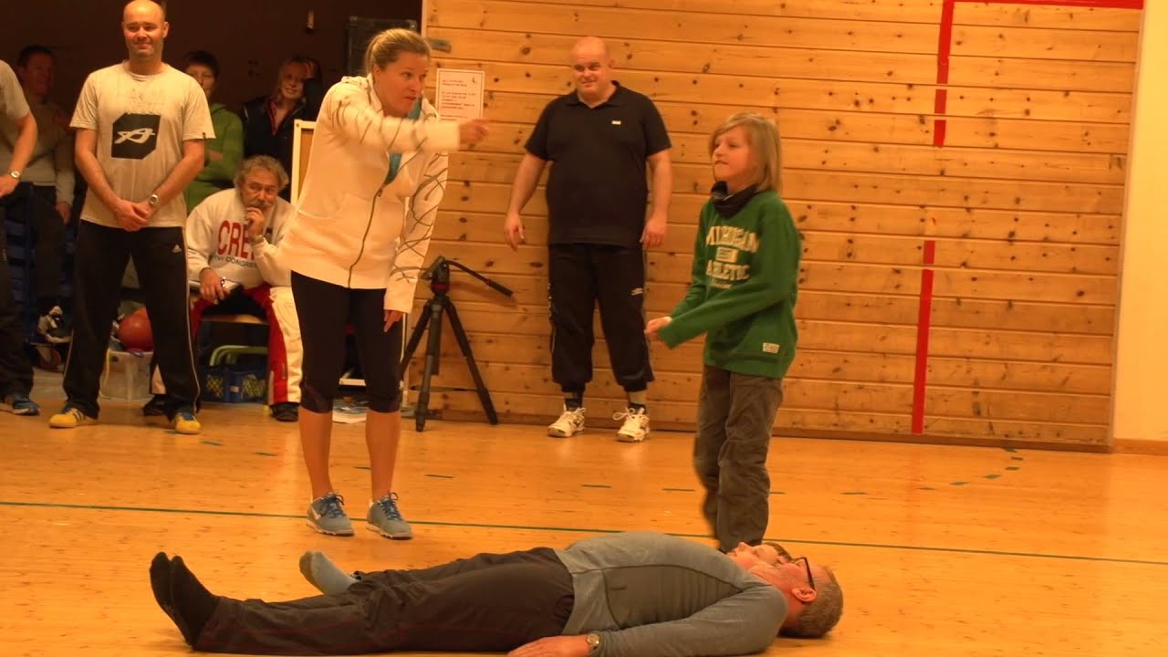 Katt og mus med par som ligger i sirkel p&aring; gulvet