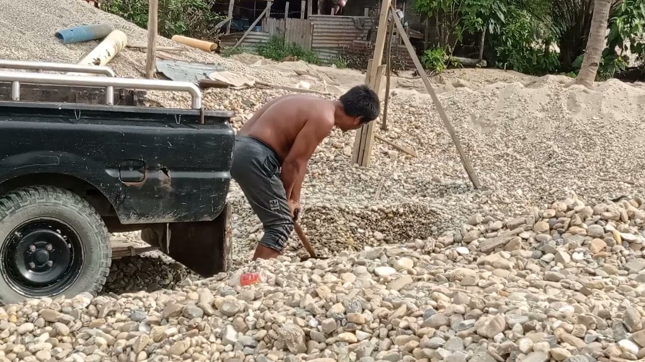 Muat kerikil di desa sawah