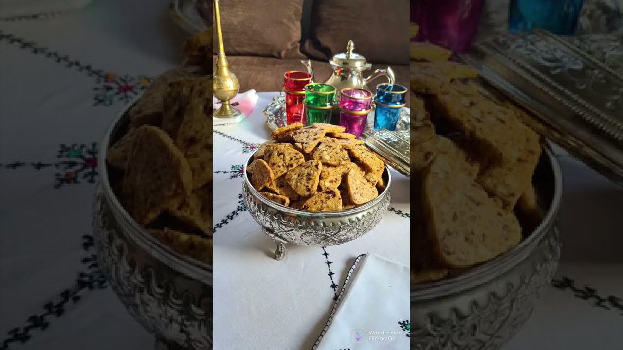 فقاص مثلث بالمسكة الحرة والزبيب واللوز مذاق رااائع وشكل أروع