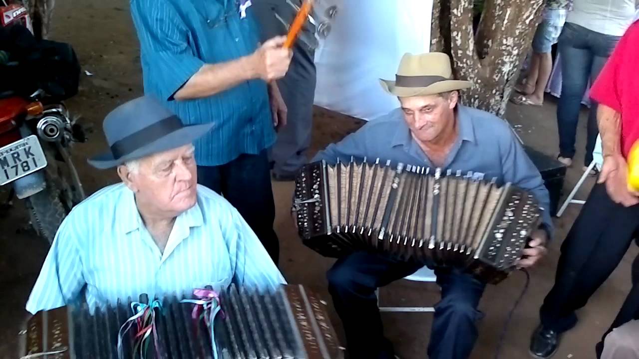SHOW COM 2  TOCADORES DE CONCERTINA