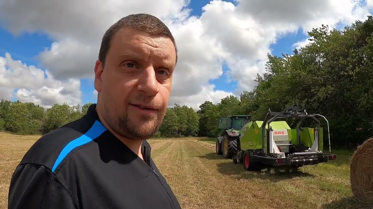 Pressar hö med John Deere 7730 och Claas 375 rundbalspress