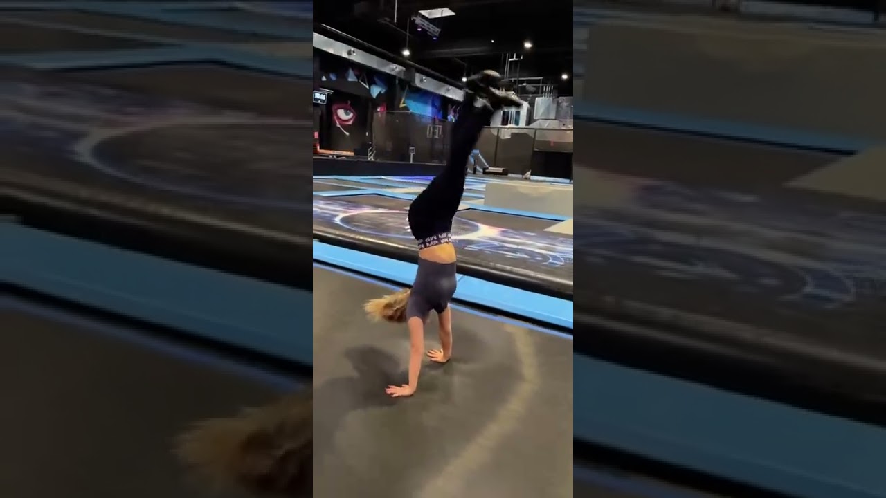 ✨ FLICK FLACKS IN DER TRAMPOLINHALLE!😍 - Itsmisabell Shorts #shorts