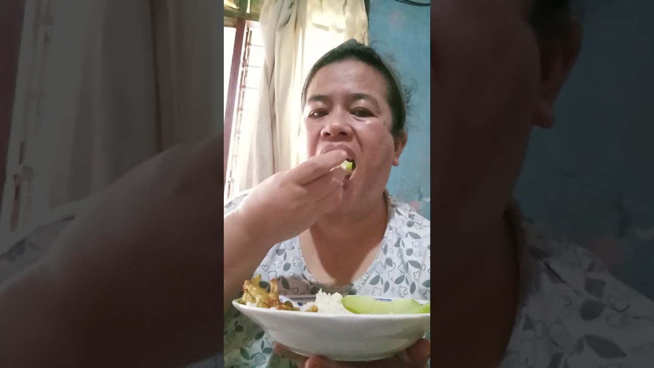 makan sederhana seperti ini juga nikmat kawan ceker ama lalapan mari makan