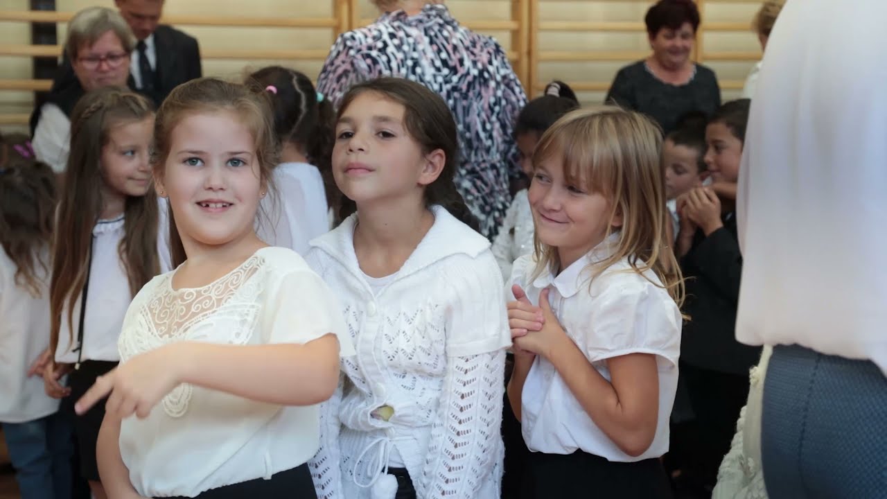 Tanszercsomagot kaptak a megyaszói diákok