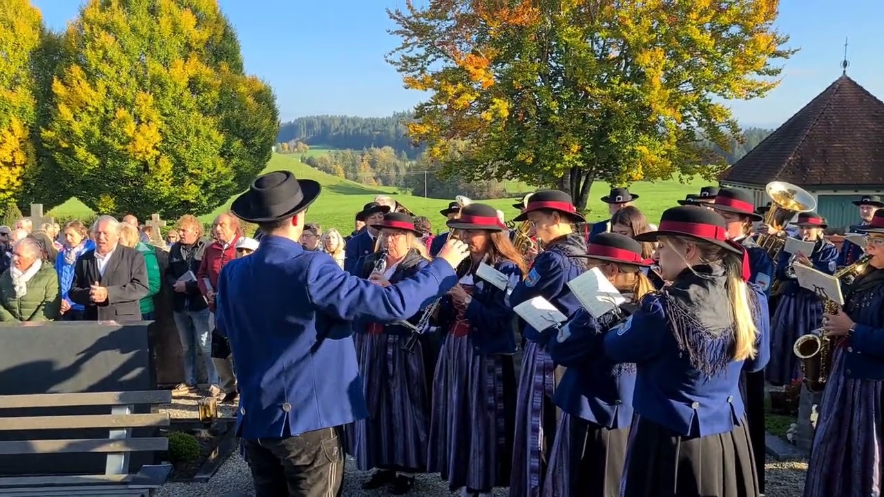 12. 10. 2025 Musikkapelle Merazhofen Großer Gott wir loben Dich, am Grab des Allgäuer Segenspfarrer