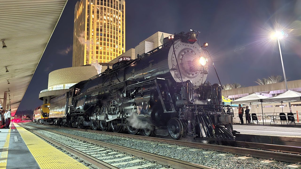 [HD] Santa Fe 3751 Steam Locomotive Arriving at Los Angeles Union Station!