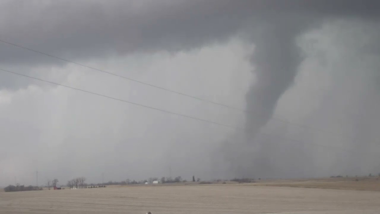 Tornado forms live on the air in Iowa