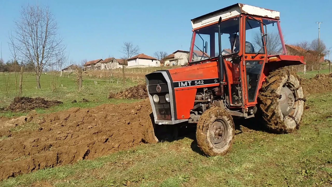 Oranje sa lancima po blatu sa traktorom / Imt 542