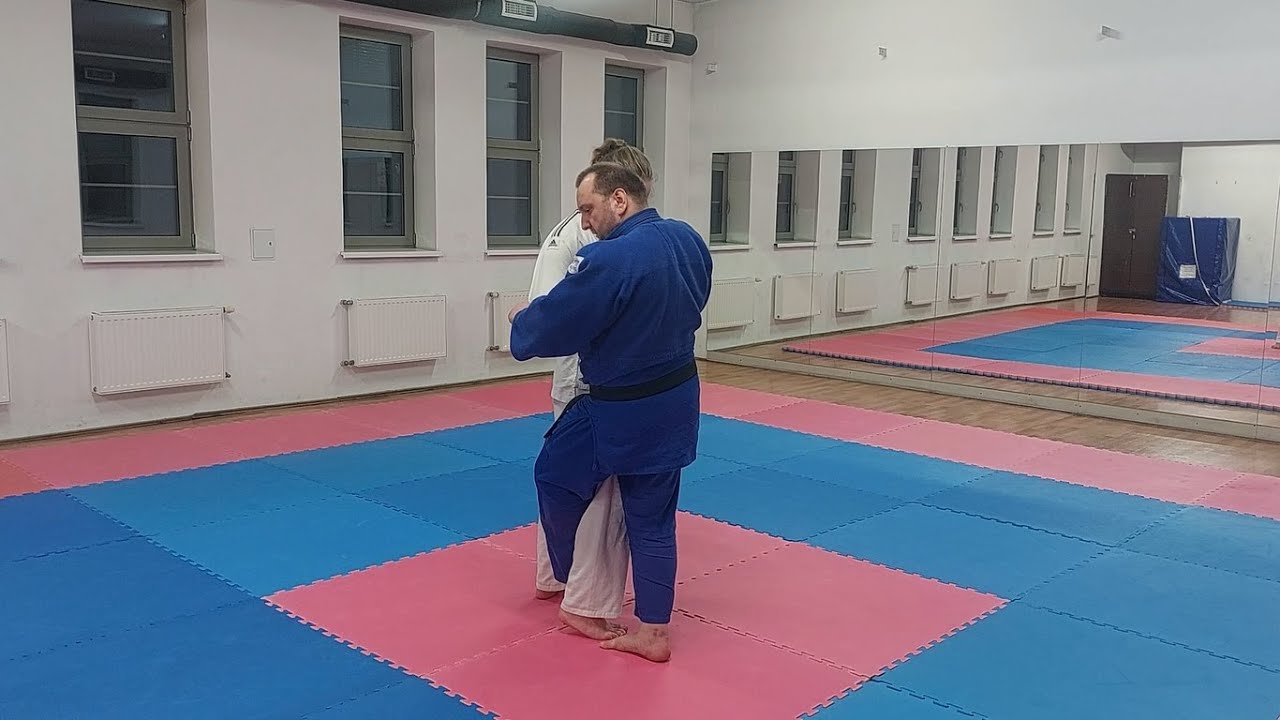 Judo - ko-soto-gake - małe zewnętrzne zahaczenie - rzut, który potrafi być skuteczny (Judopedia)