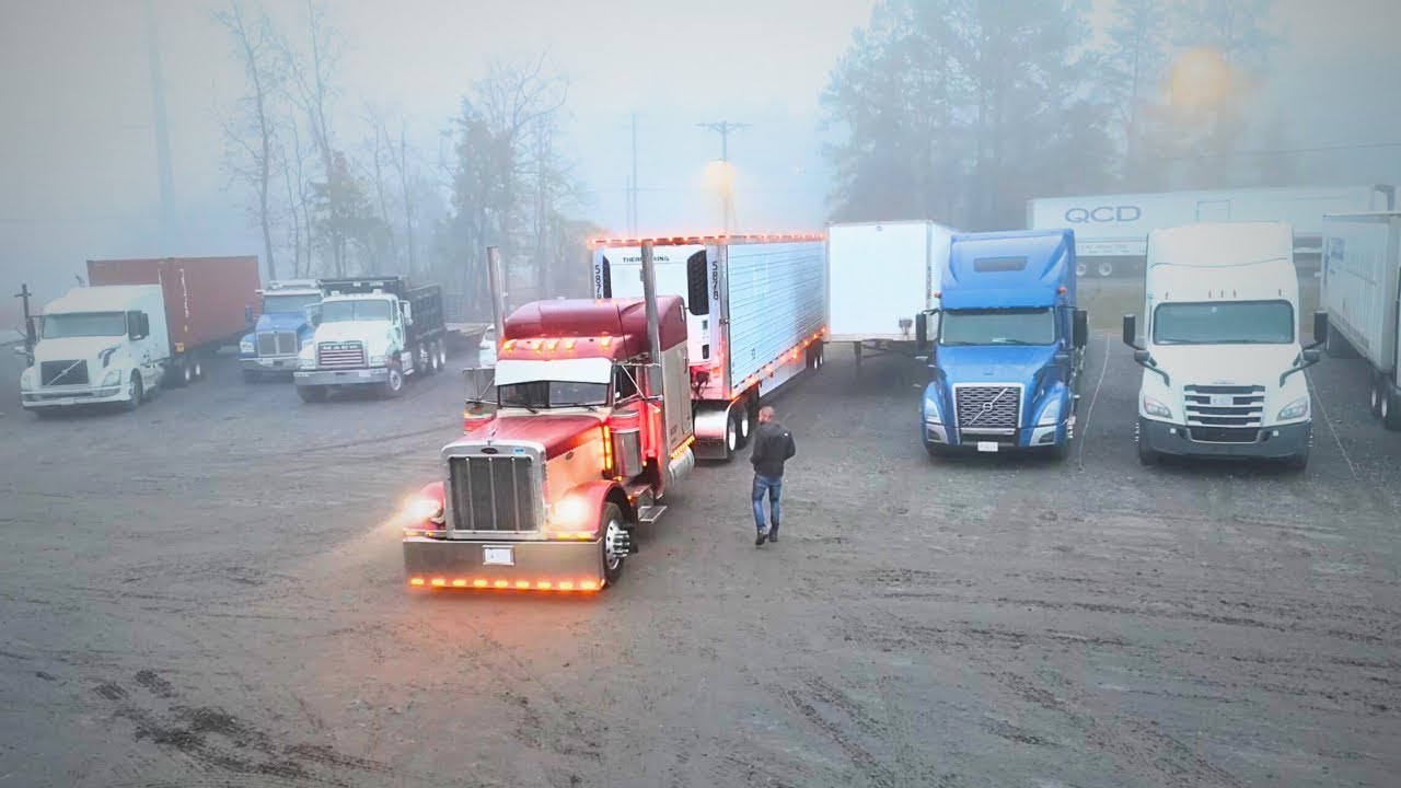 Движение задним ходом с удлиненным грузовиком Peterbilt 379 в темноте | Вождение в условиях сильн...