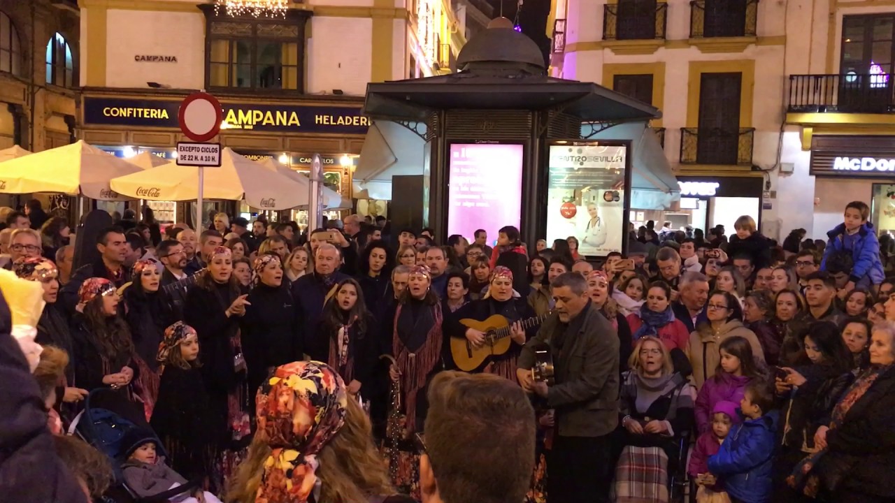 Villancico gitano cantado por Los Canasteros en las calles de Sevilla :D