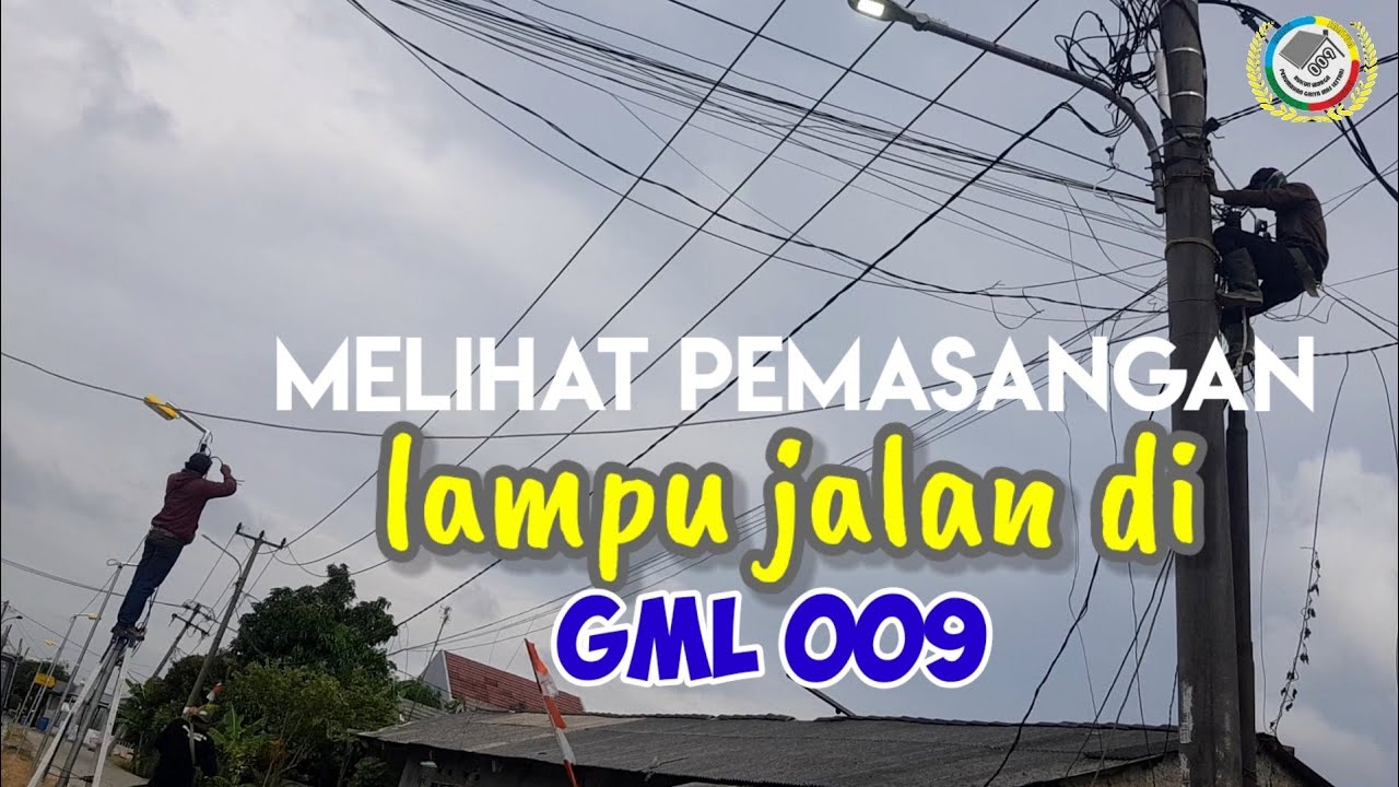 melihat pemasangan lampu  jalan gml..... mantap pokoke