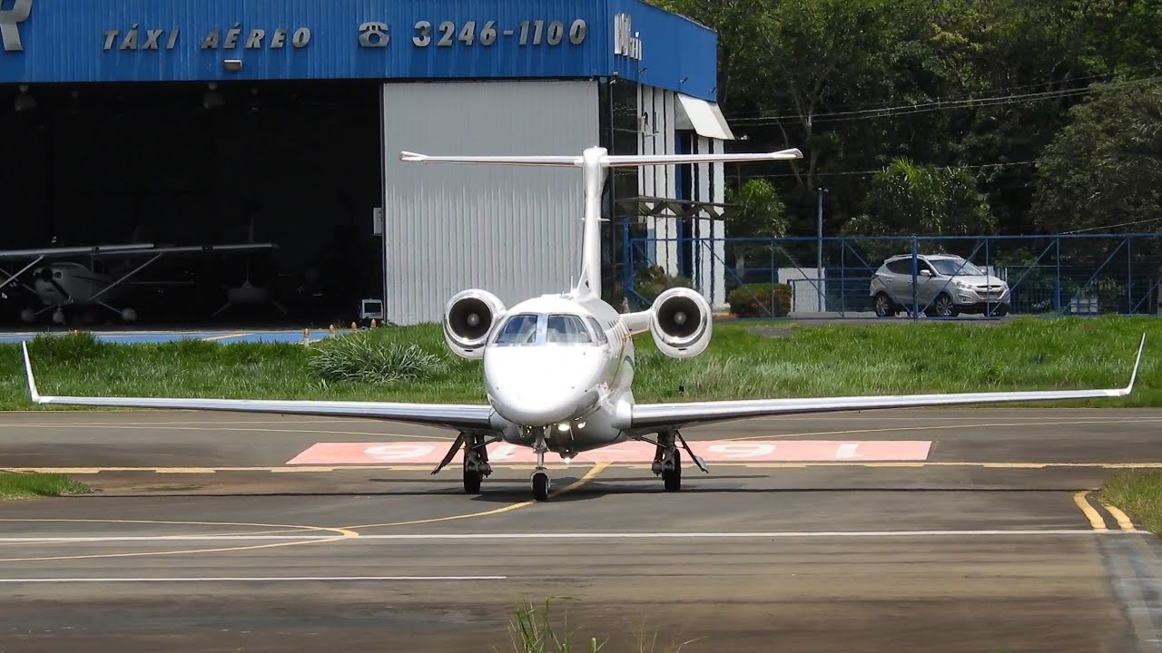 DECOLAGEM DO JATO EXECUTIVO EMBRAER PHENOM 300 NO AEROPORTO CAMPO DOS AMARAIS EM CAMPINAS -SÃO PAULO