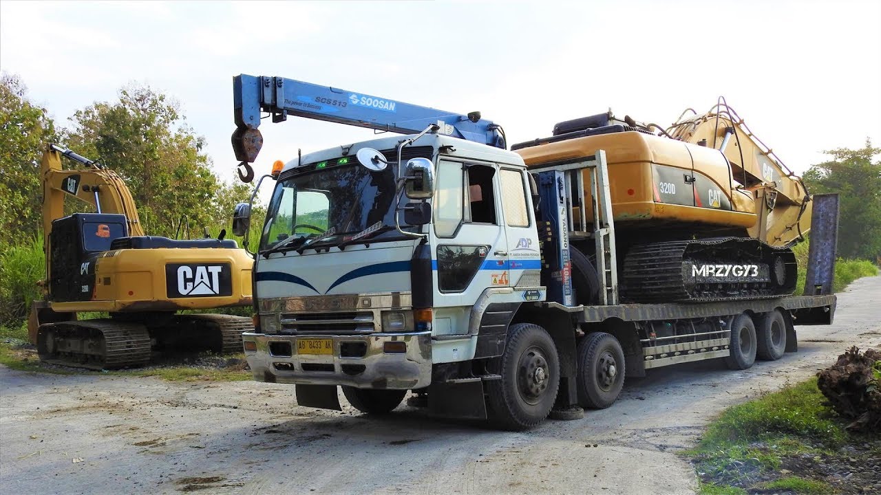 Excavator CAT320D Transported By Fuso Self Loader Truck