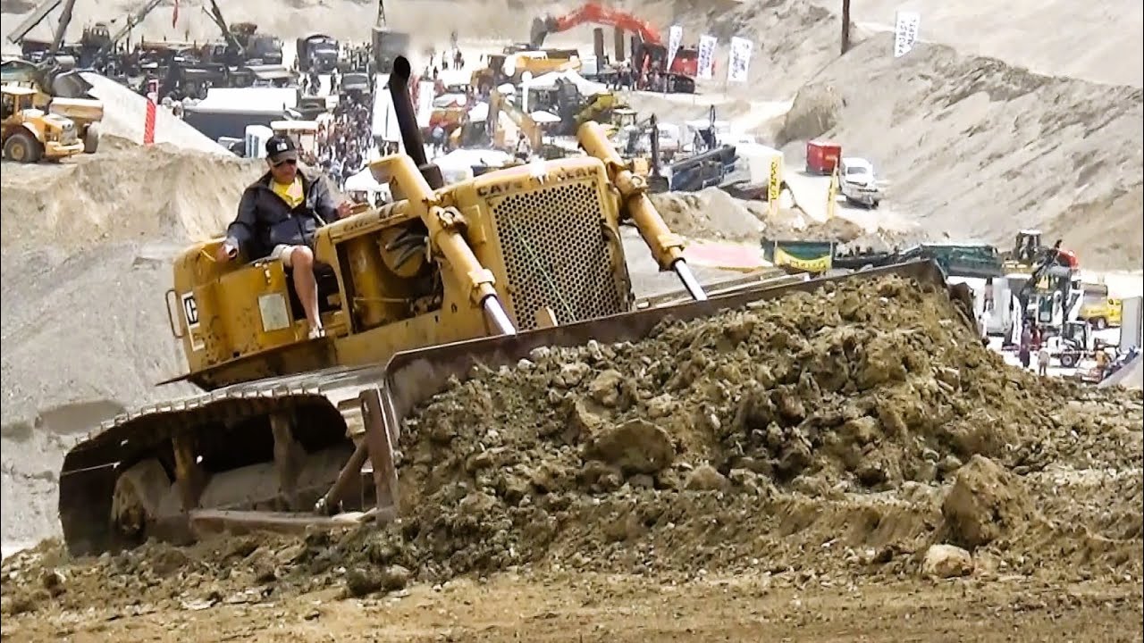 Superb Cat D5 Dozer in ACTION
