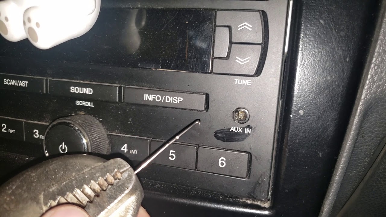 Como quitar un Jack 3.5 atorado. Quitar el pedazo del auxiliar  de un estéreo.