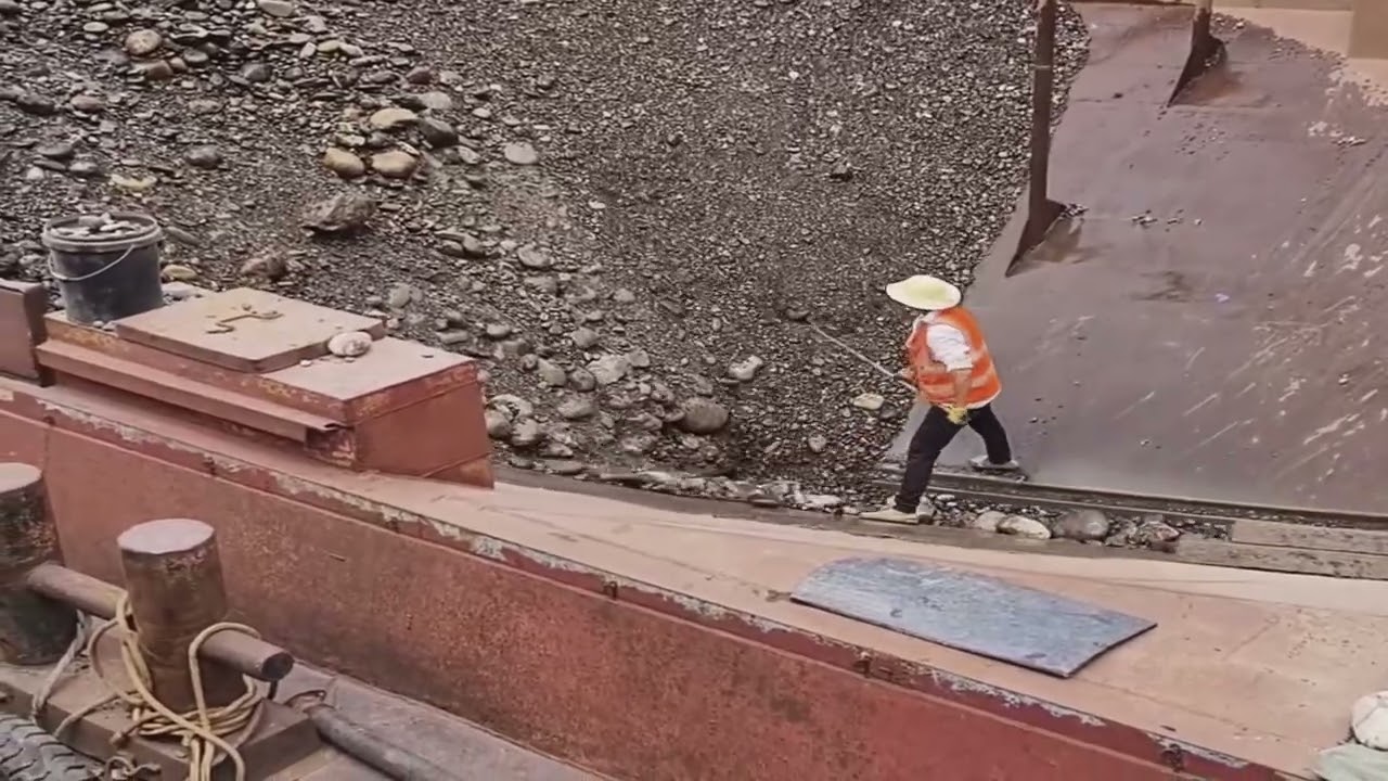 Barge unloads 4850 tons of large cobblestone - full video - Work vlog on the barge