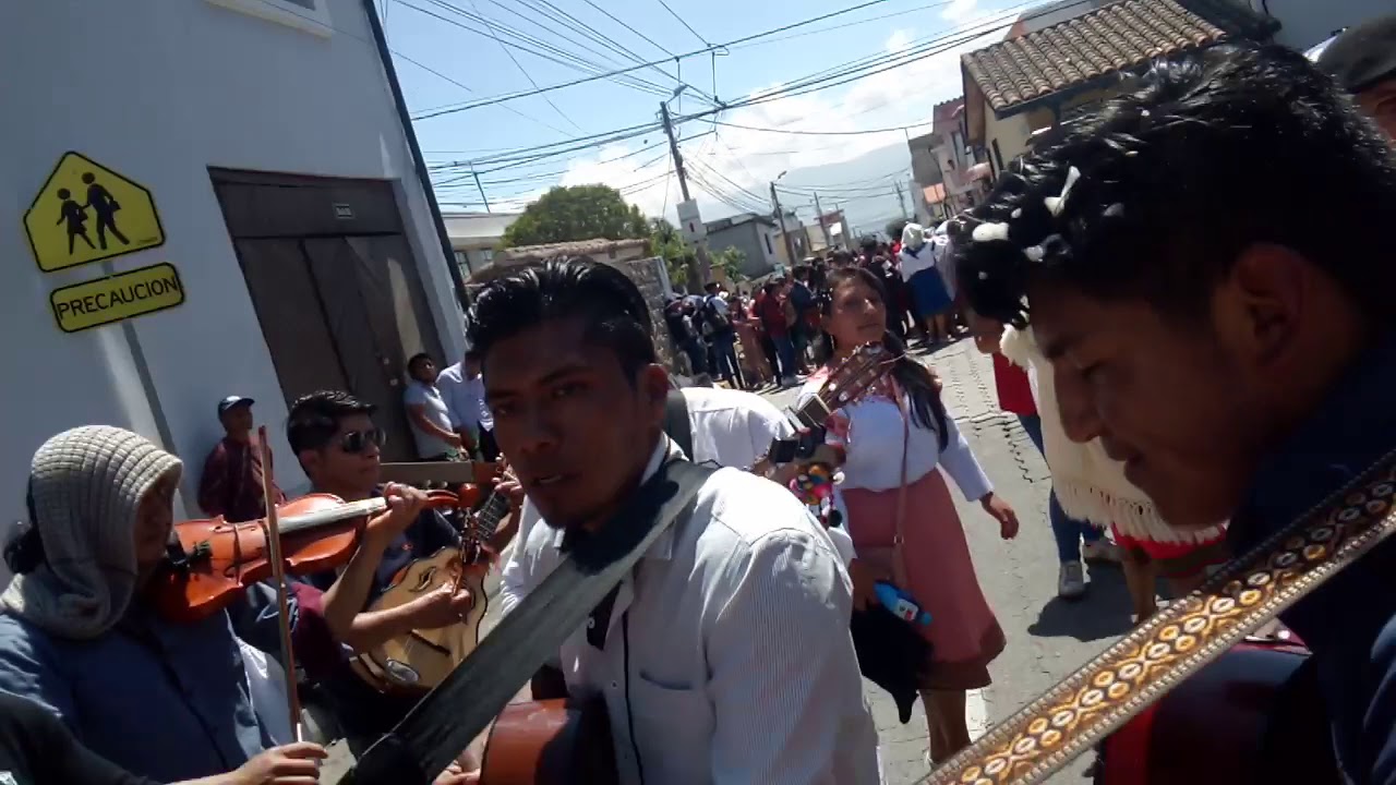 Zambiza en sus 436 a&ntilde;os Le Canta Illary Sisacon sentimiento🎶🎶🍻🍻