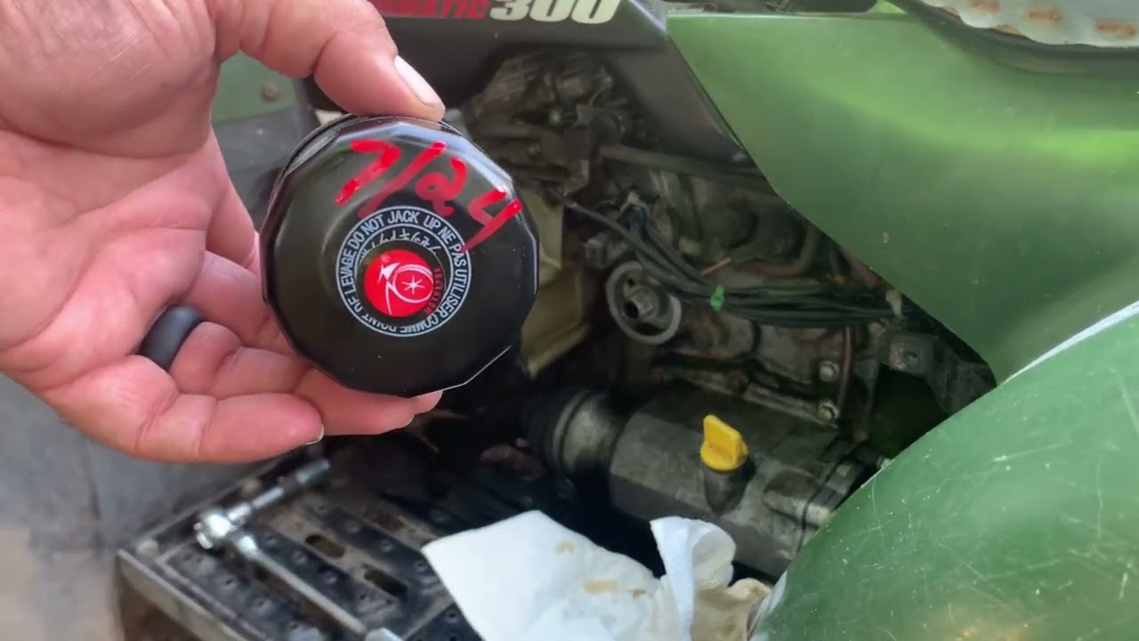 На мотоцикле Kawasaki Prairie 300 произведена замена масла.