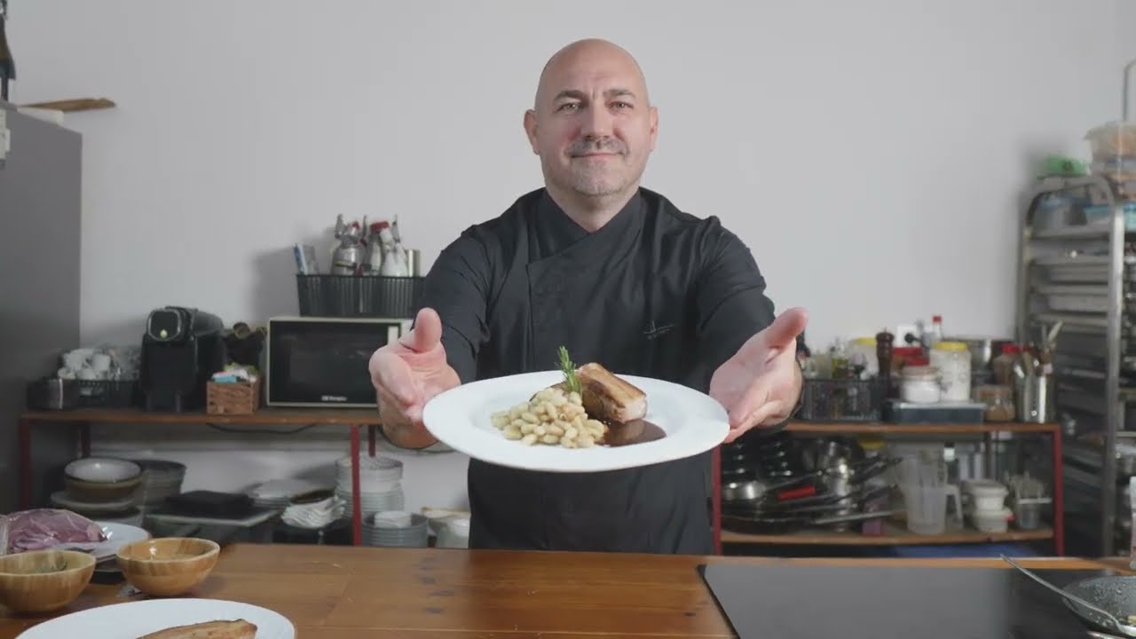 PAPADA DE PORC CURADA AMB SAL DE CARDONA I ROSTIDA, AMB MONGETES DE CASTELLFOLLIT - JORDI LLOBET