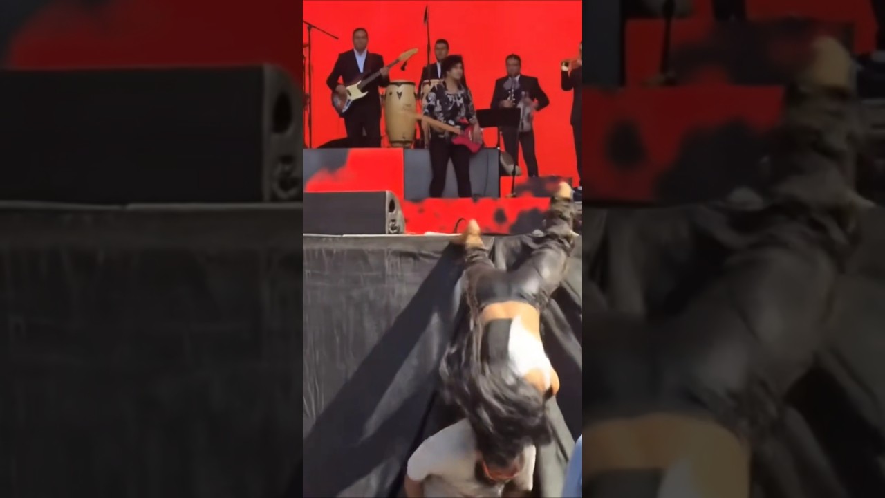 Angela Aguilar S&Eacute; CAE FUERTEMENTE DEL ESCENARIO 😦😦😦 #angelaaguilar #CAIDA