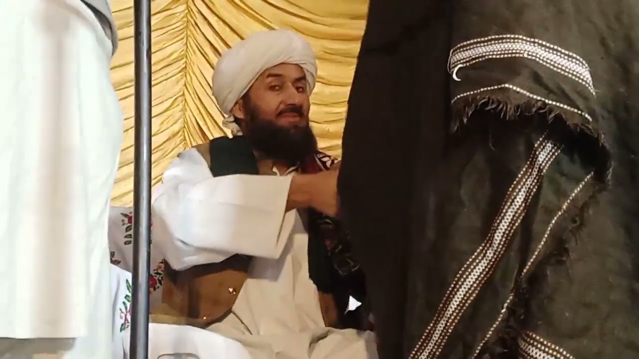 خليفو علي نواز درس  مولانا محمد عالم جت صاحب مھمانن کي اجرڪ جا تحفا پيش ڪندي