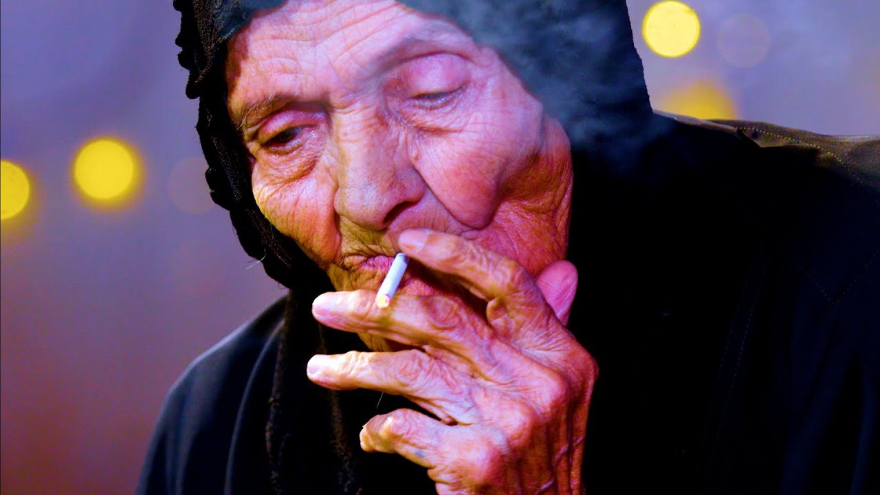 حلقة كاملة/أم تعلن البرائه من بناتها الـ7 وتقول اذبح خروف إذا صار بيهم شي ..!!