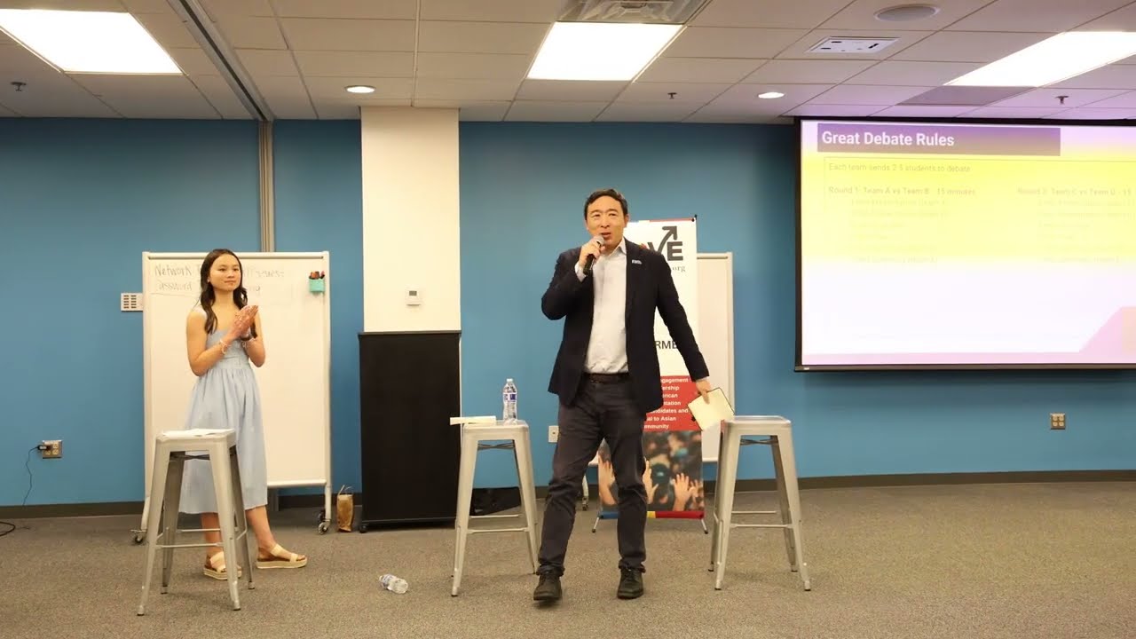 杨安泽（Andrew Yang）在北卡青少年领导力研讨会，作为裁判点评各组学生在辩论赛上的表现