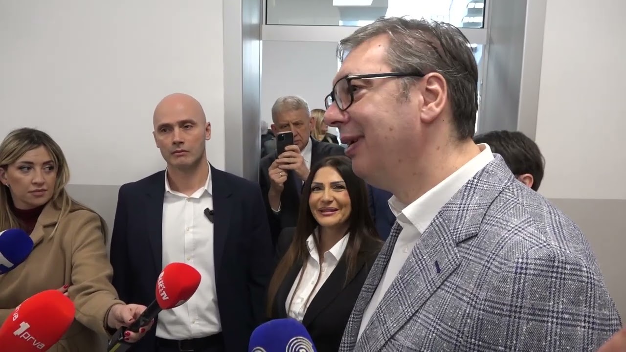 Predsednik Vučić posetio Gimnaziju u Mladenovcu