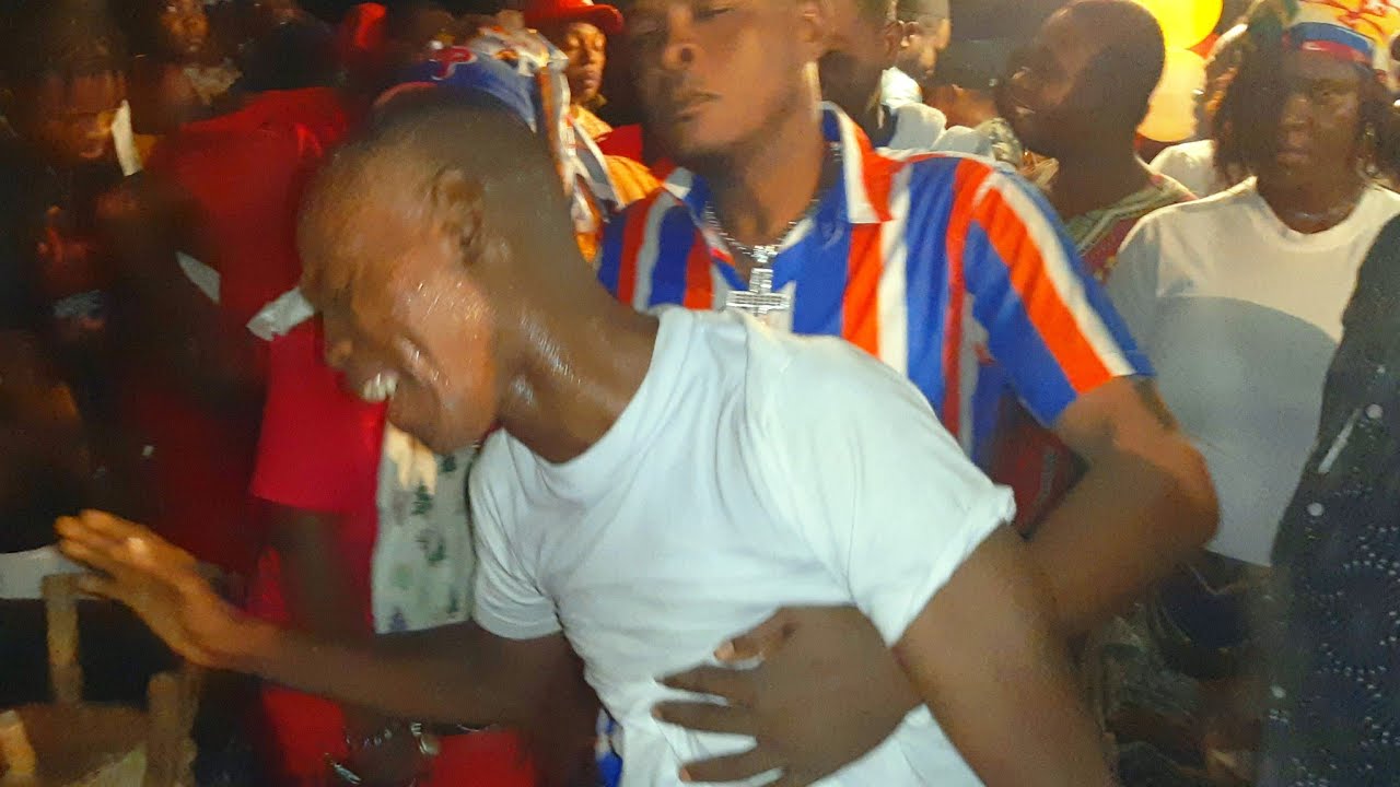 samba Mackendy avèk yon frèl kap byen pase nan vodou a