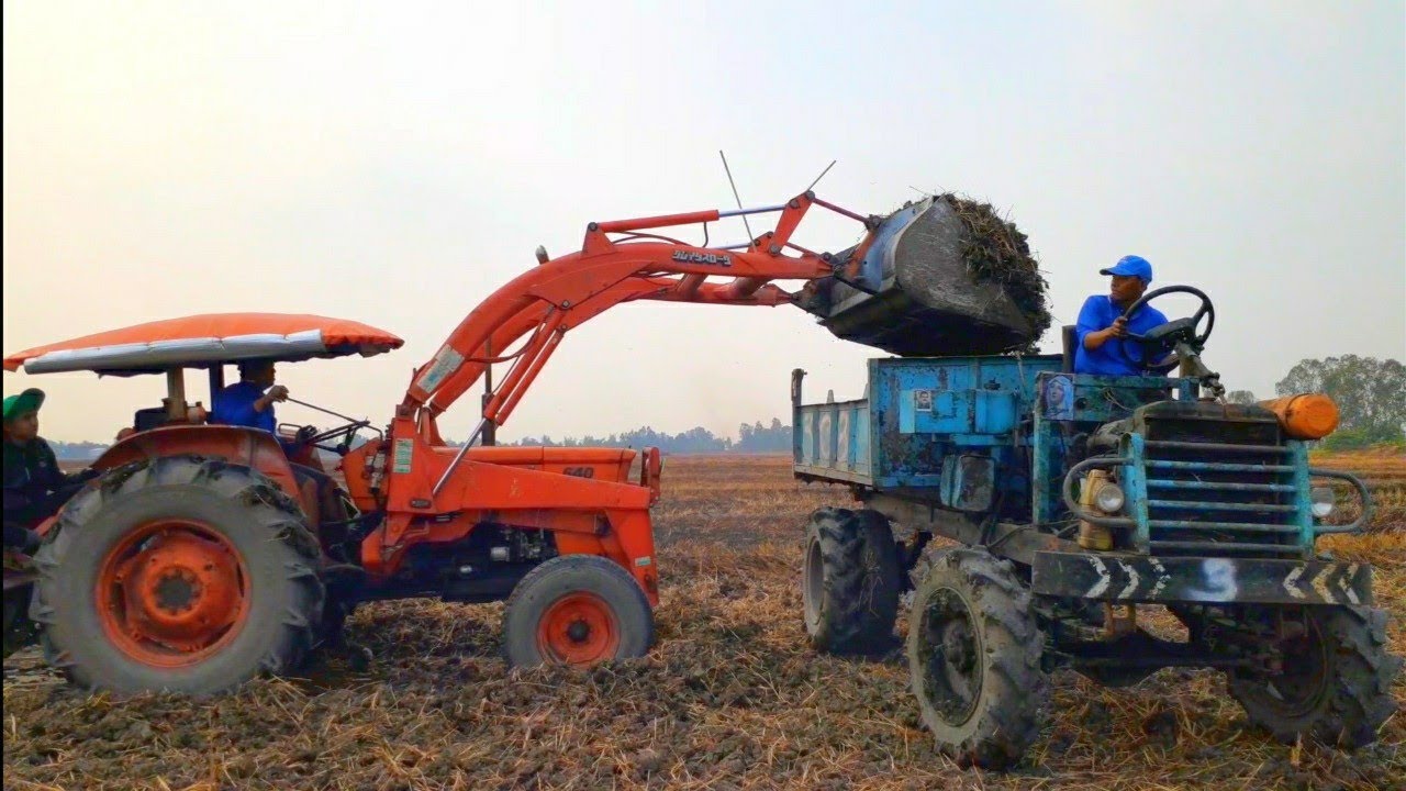 máy cày kubota xúc đất lên xe cải tiến