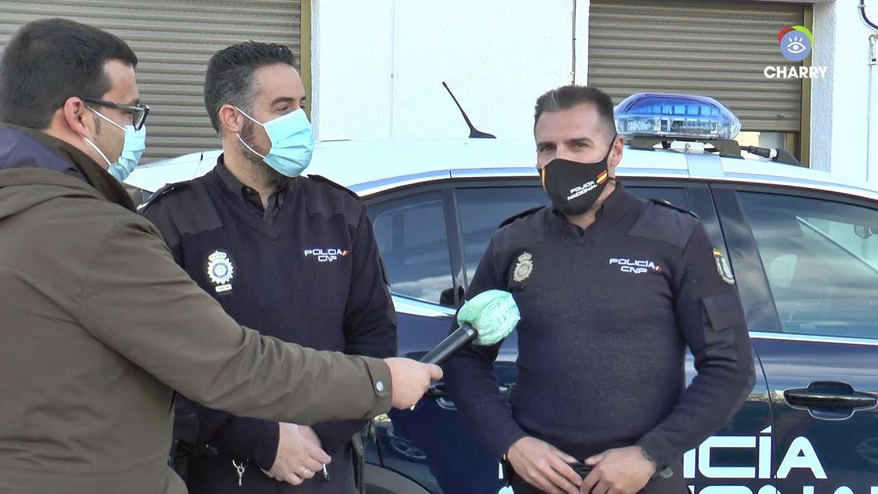Dos policías nacionales evitan que un hombre salte al vacío en el Puente Nuevo de Ronda